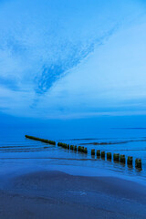 Obraz premium Buhne am Strand von Bansin abends auf der Insel Usedom