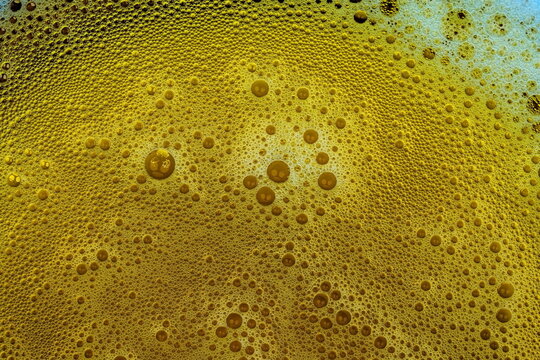 Bollicine dorate su sfondo ambrato