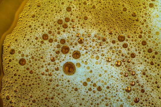 Bollicine dorate su sfondo ambrato