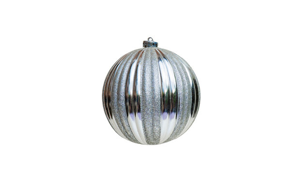 Bola navide&ntilde;a plateada brillante aislada sobre fondo negro para decoraci&oacute;n festiva