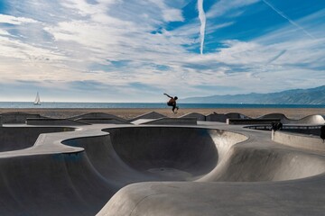 Skateboarder Jumping at Venice Beach Skatepark © Rodrigo