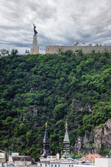 Obraz premium Budapest - Ungheria - La statua della Libertà, la Cittadella e la Chiesa nella roccia
