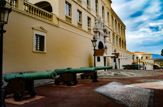 &laquo; S&eacute;rie de canons historiques align&eacute;s le long d&rsquo;un b&acirc;timent monumental &raquo;
