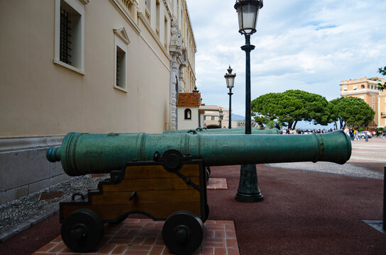 &laquo; Canon ancien sur aff&ucirc;t en bois dans un espace urbain patrimonial &raquo;
