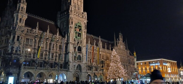 &laquo; Place historique illumin&eacute;e de nuit avec architecture n&eacute;ogothique et sapin de No&euml;l &raquo;
