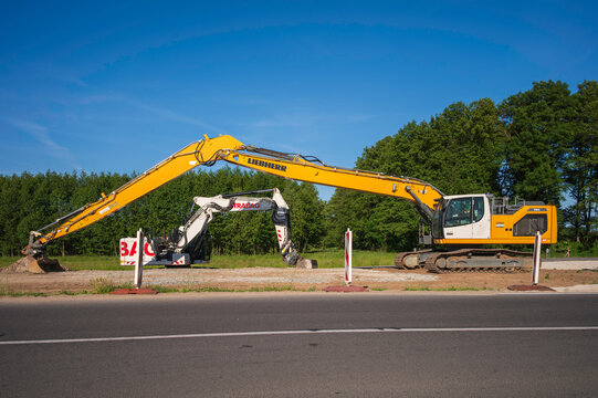 Deutschland, L&uuml;bbenau, 28.05.2026, Zwei Bagger auf einer Baustelle
