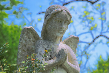 Obraz premium Guardian angel statue symbolizing protection and spiritual guidance.