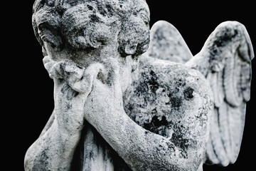 Obraz premium Mourning angel statue grieving for a lost child.