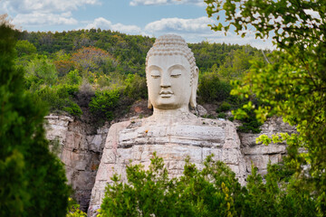 Obraz premium Close-up view of the reconstructed stone head of the historic Mengshan Giant Buddha in Shanxi, China