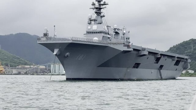 係留中の護衛艦