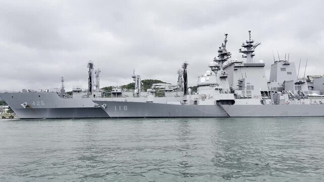 停泊中の護衛艦と補給艦
