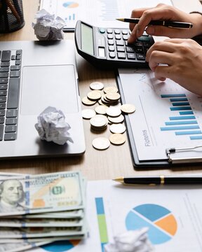 Managing finances with budgeting tools, cash, and expense calculations.