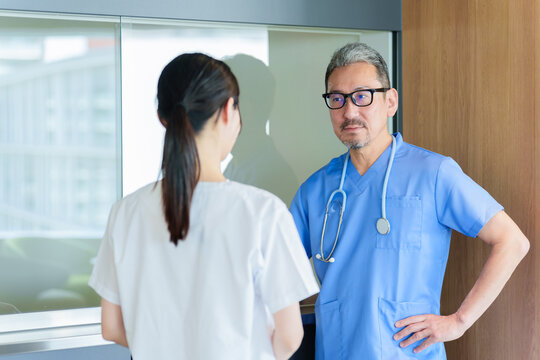 ミーティングをする医師と看護師