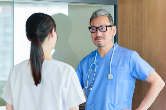 ミーティングをする医師と看護師