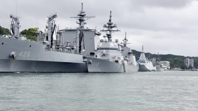 停泊中の護衛艦と補給艦