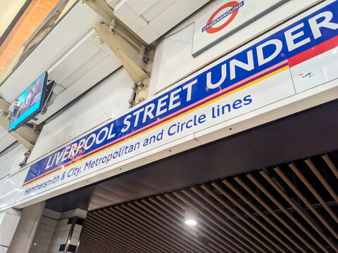 Liverpool Street Underground station signage for Hammersmith and City, Metropolitan and Circle lines