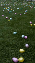 Naklejka premium easter eggs on green grass