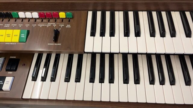 Yamaha Electone B-35N Keyboard Controls Showcased in Action