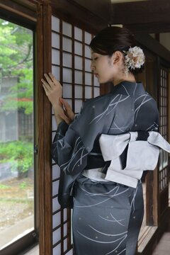 浴衣を着た若い女性