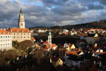 Obraz premium Stunning panoramic view of the historic Cesky Krumlov old town with terracotta roofs in Czech Republic