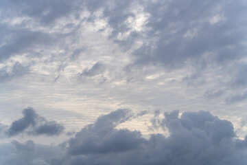 Obraz premium 光差す雲の空