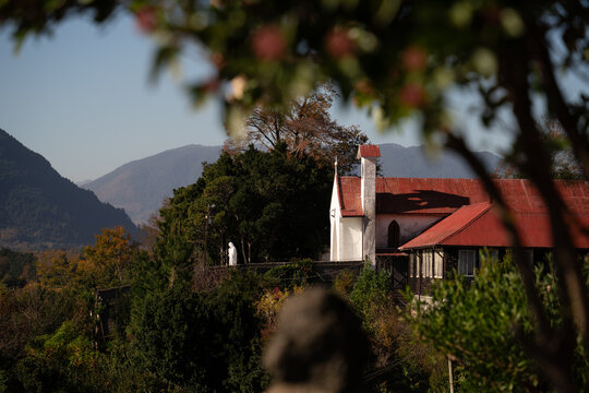 Monasterio de techo rojo fotografiado en un paisaje oto&ntilde;al.