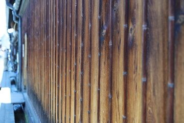 Obraz premium A traditional Japanese wooden wall features vertical bamboo strips.