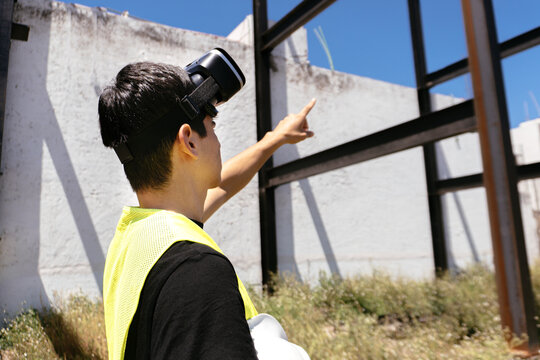 Hombre utilizando lentes VR para diferentes actividades