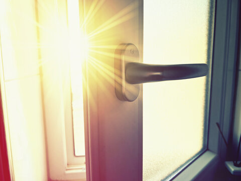 Ge&ouml;ffnetes Fenster und Sonnenlicht