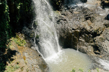 paisaje de cascada natural © Jonathan