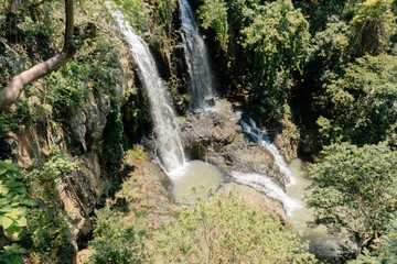 paisaje de cascada natural © Jonathan
