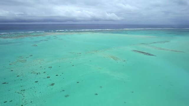 ドローン空撮：大潮の干潮で百合ヶ浜が現れそうな大金久海岸の広大なヨロンブルーの絶景