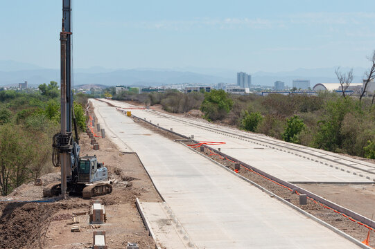 Construcci&oacute;n de avenida margen izquierdo paralelo al rio Culiac&aacute;n, obra realizada para distribuir y disminuir la carga vehicular de la avenida Pedro Infante en Culiac&aacute;n, Sinaloa, M&eacute;xico.