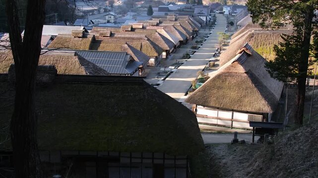 夜明けの茅葺屋根