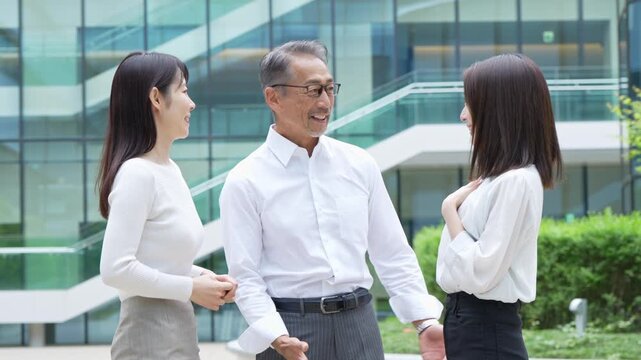 談笑するビジネスマン