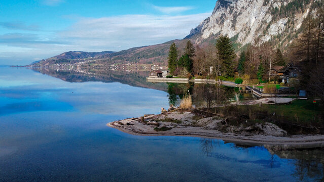 Perfekte Bergspiegelung im kristallklaren Wasser eines alpinen Sees in &Ouml;sterreich.