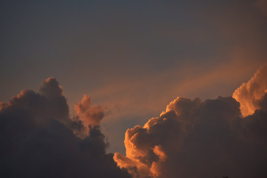 coucher de soleil, ciel orageux et nuages