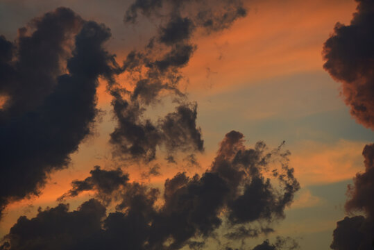 coucher de soleil, ciel orageux et nuages