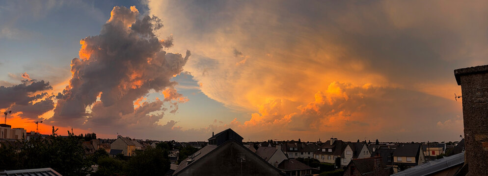 coucher de soleil, ciel orageux et nuages