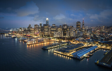 Naklejka premium Aerial view of the skyline and Fisherman's Wharf in San Francisco, California.