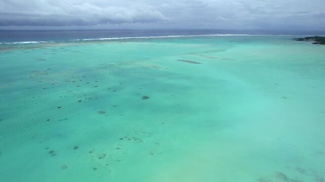 ドローン空撮：大潮の干潮で百合ヶ浜が現れそうな大金久海岸の広大なヨロンブルーの絶景