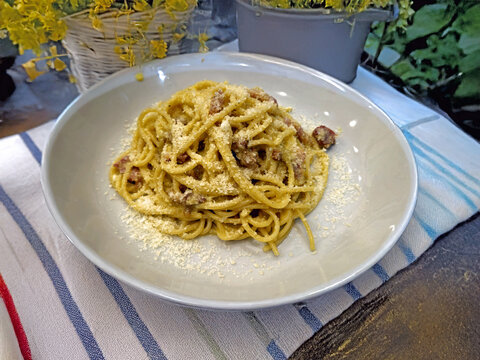 Piatto di spaghetti alla carbonara preparati secondo la tradizione con pecorino e guanciale 2306b