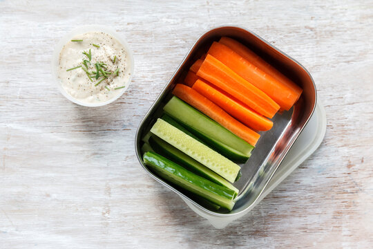 Vegetable sticks with oat dip