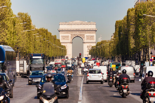 France, Paris, Champs-Elysees, Arc de Triomphe de l?Etoile, traffic