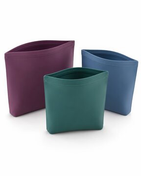 Trois sacs de conservation en silicone color&eacute; isol&eacute;s sur fond blanc