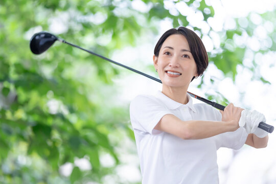 ゴルフをする女性