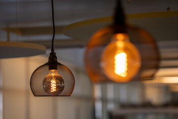 Obraz premium Two filament lights hanging from the ceiling