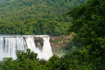 Obraz premium Majestic waterfall cascades over mossy rocks