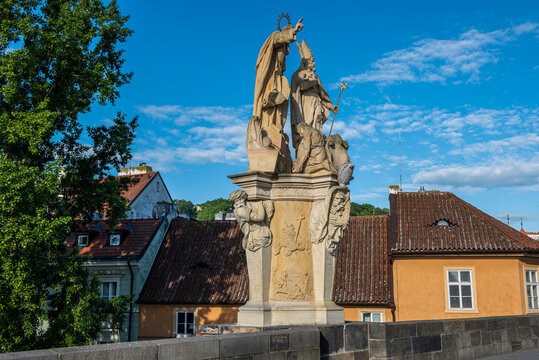 Praga cruzar el puente m&aacute;s bonito del mundo para llegar a Mala Strana