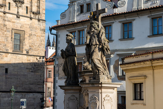 Praga cruzar el puente m&aacute;s bonito del mundo para llegar a Mala Strana